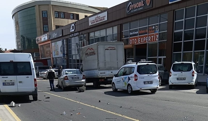 Nevşehir’de Minibüs ile Otomobil Çarpıştı