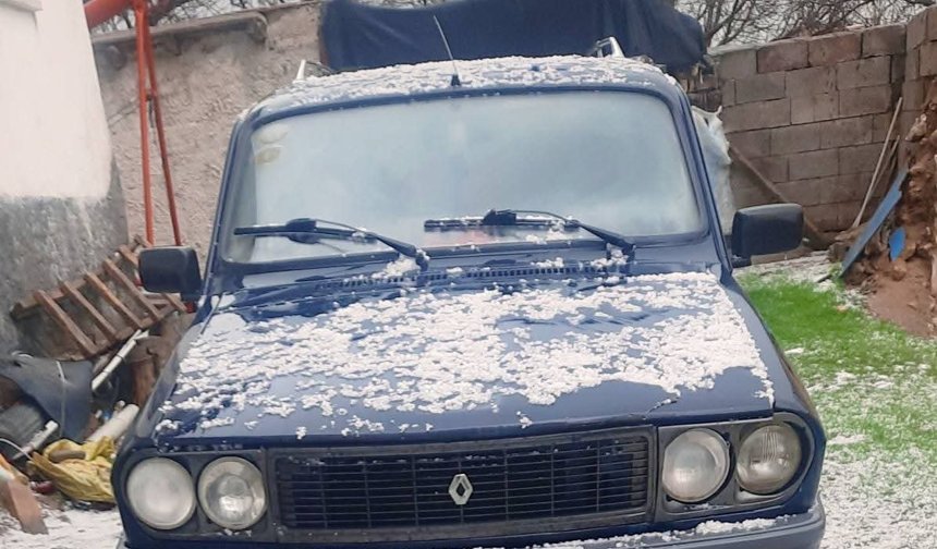 Dolu yağışı çevreyi beyaza bürüdü