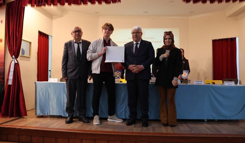 Nevşehir'de Oku-Yorum, Yazı-Yorum Projesi: Safahat Okumaları Söyleşisi Düzenlendi