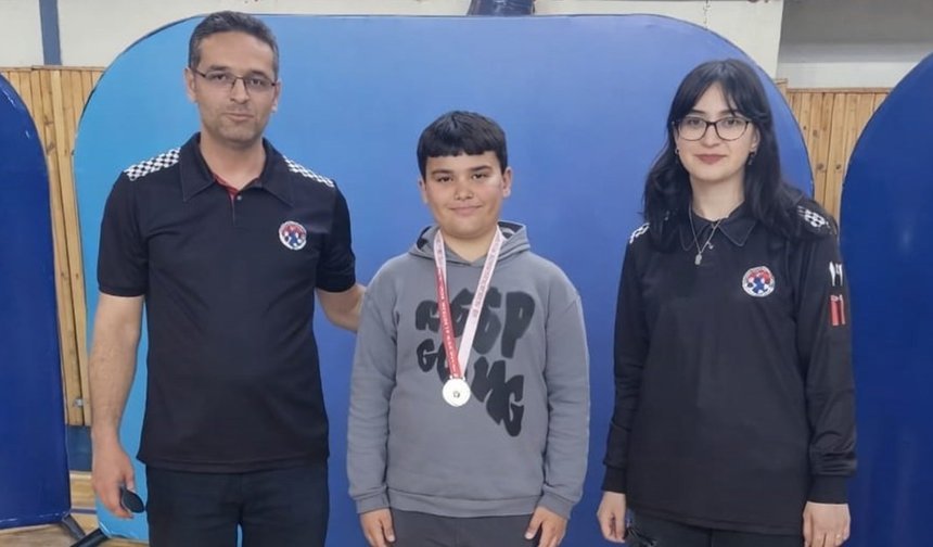 Avanos’ta 23 Nisan Satranç Turnuvası: Alper Tunga Öz’den Büyük Başarı