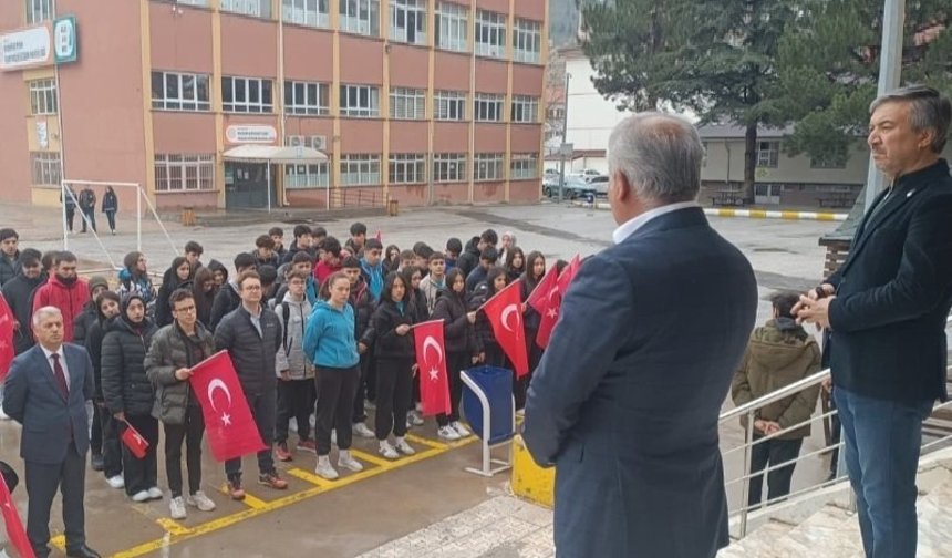 Nevşehir’de Öğrenciler Bayraklarla Sınıflara Girdi