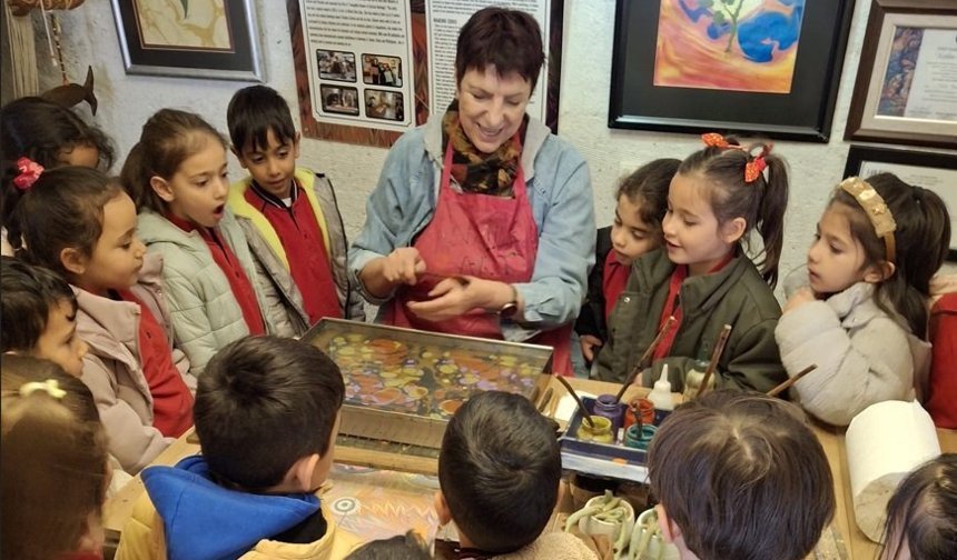 Naile Bozkurt ebru sanatını miniklere tanıttı