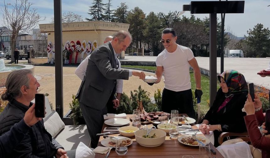 Uçhisar’da Açılan “Nusr-Et”e Başkan Çamcı’dan Ziyaret