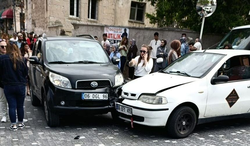 Uçhisar’da SUV ile Otomobil Çarpıştı