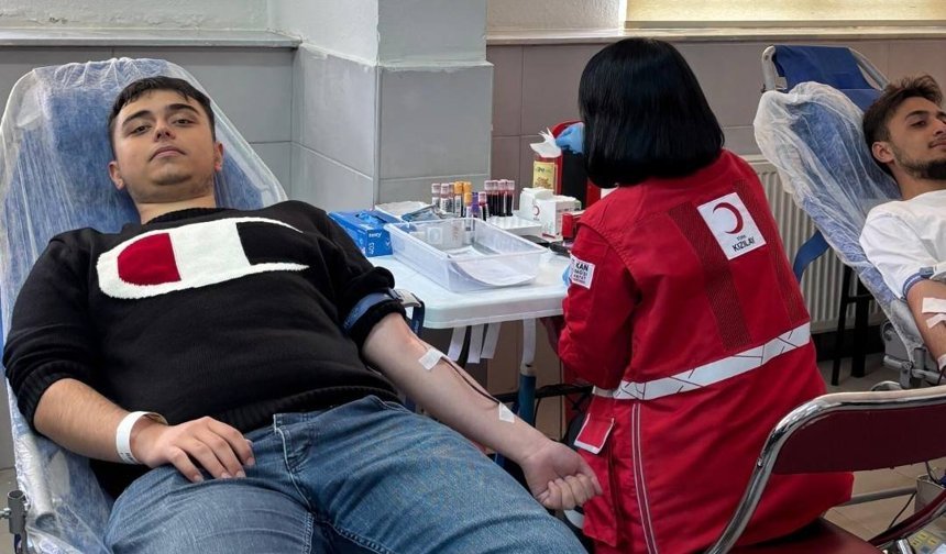 Ülkü Ocakları'ndan Kızılay'a kan bağışı desteği