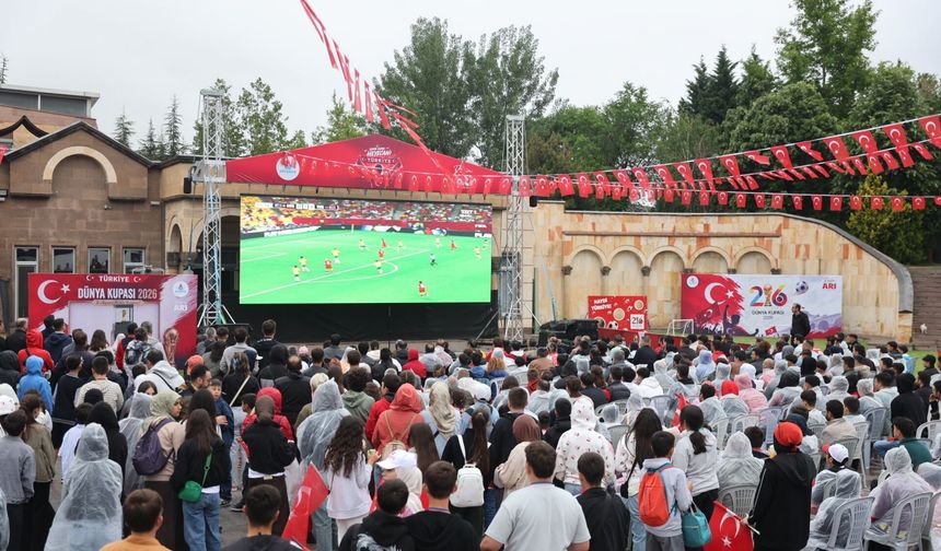 Nevşehirliler tarihi maçı birlikte izledi