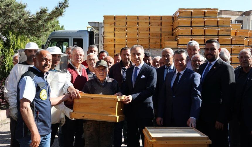 Nevşehir’de 100 üreticiye 300 arılı kovan dağıtıldı