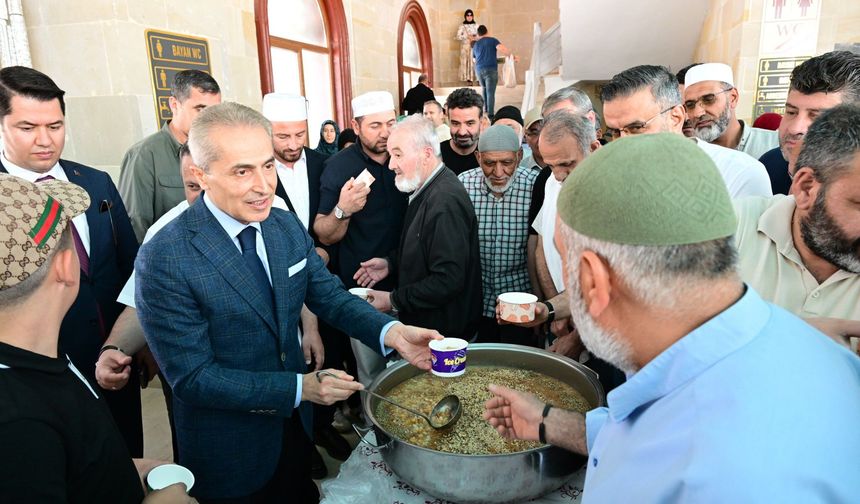 Vali Kök, kazanın başına geçti aşure dağıttı