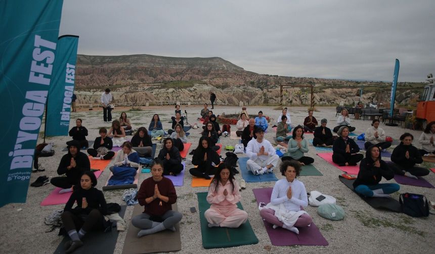 Peri Bacalarının Gölgesinde Gün Doğumu Yogası