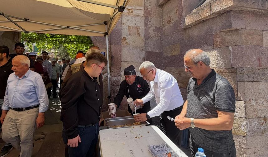 Gülşehir’de Muharrem Ayı Bereketi: Başkan Erkan Çiftci Vatandaşlara Aşure İkram Etti