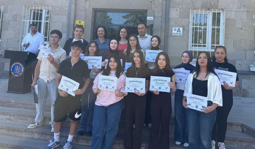 Nevşehir Anadolu Lisesi'nde Hızlı Okuma Kursu Mezunları Sertifikalarını Aldı