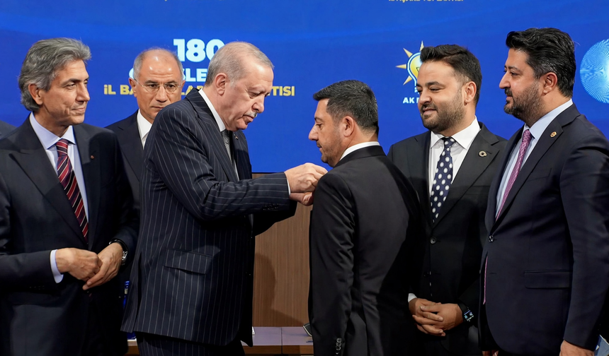 Başkan Rasim Arı AK Parti'ye geri döndü