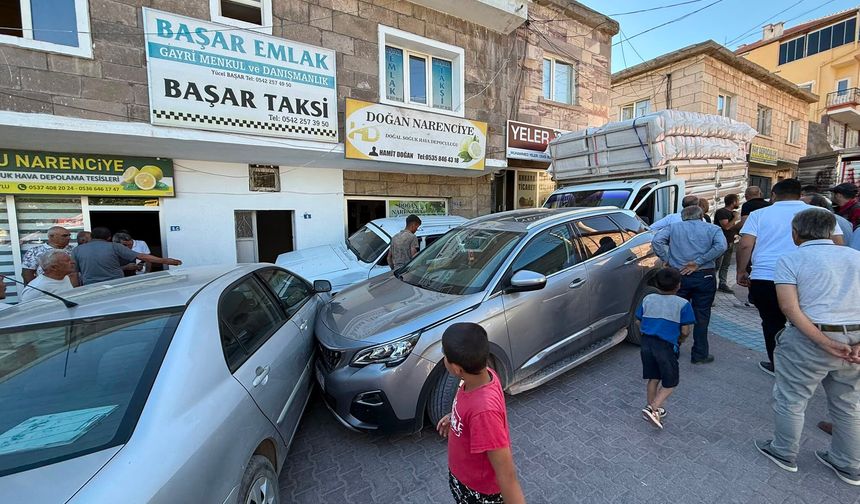 Kavak'ta freni boşalan kamyonet 4 araca çarptı