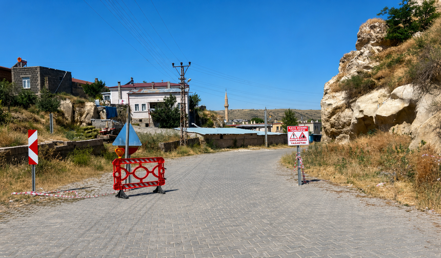 Nevşehir'in Çardak Köyü'nde Kaya Düşme Tehlikesi! Yol Kapatıldı