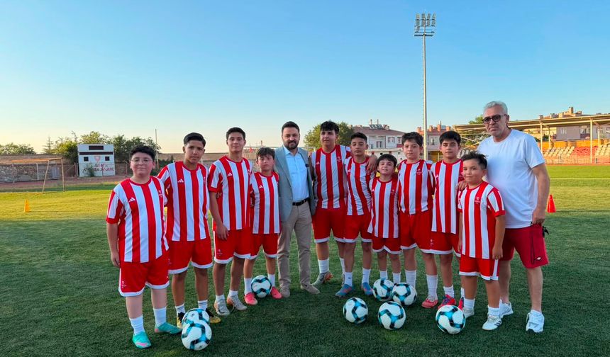 AK Parti İl Başkanı Aygün, Nevşehir Spor Futbol Okullarında sporcular ile buluştu