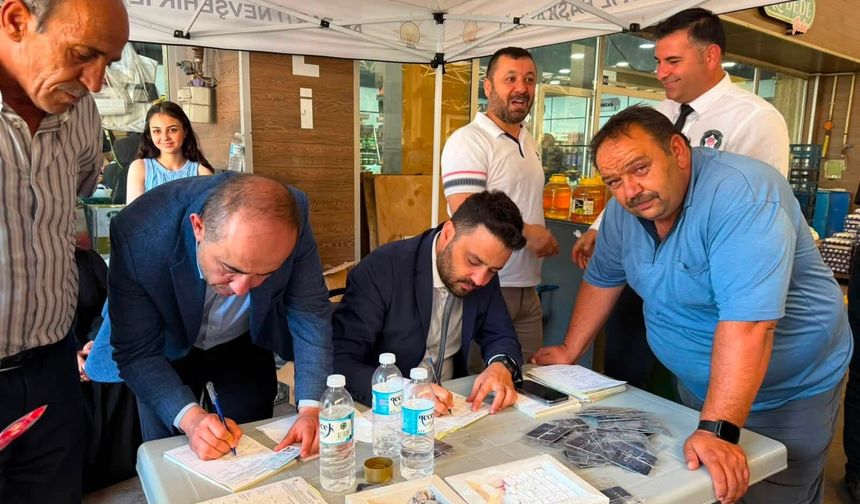 AK Parti'den Nevşehir Pazarında Üyelik Standı
