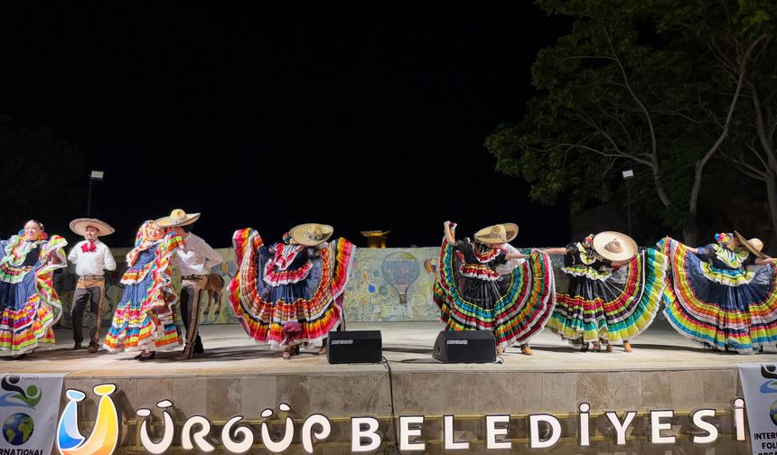 Ürgüp'te Uluslararası Halk Dansları Festivali Başladı