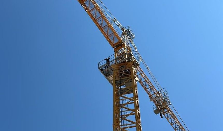 Acıgöl'de iki inşaat işçisi kule vince çıktı