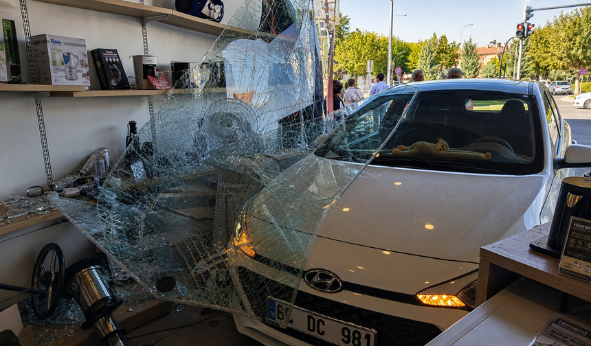 Kozaklı İlçesinde Otomobil İş Yerine Daldı