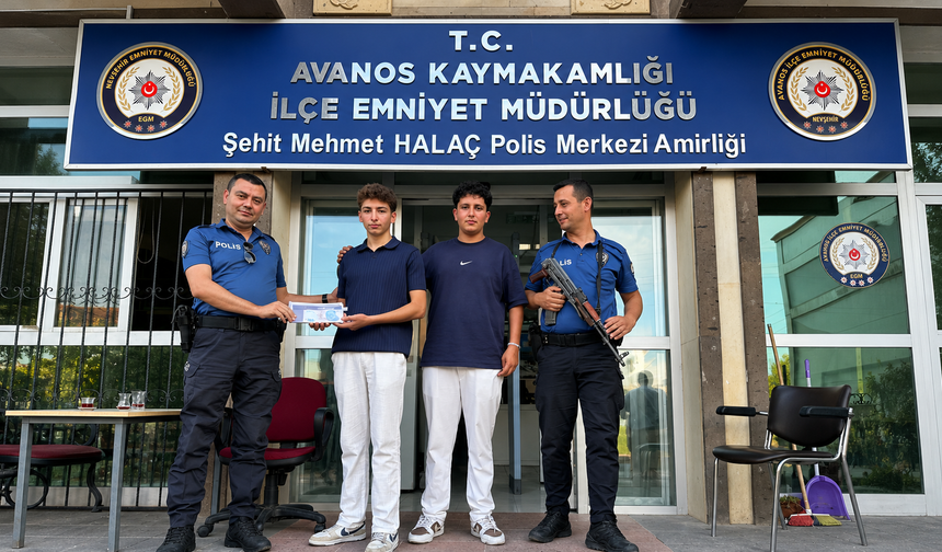 Avanoslu İki Gençten Alkışlanacak Davranış!