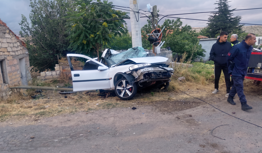 Nevşehir'de otomobil elektrik direğine saplandı