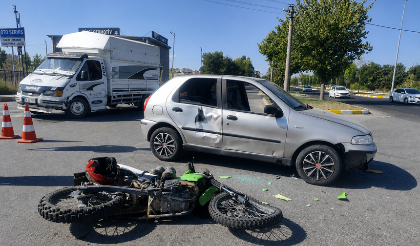 Otomobil ile Motosiklet Çarpıştı: 1 Yaralı