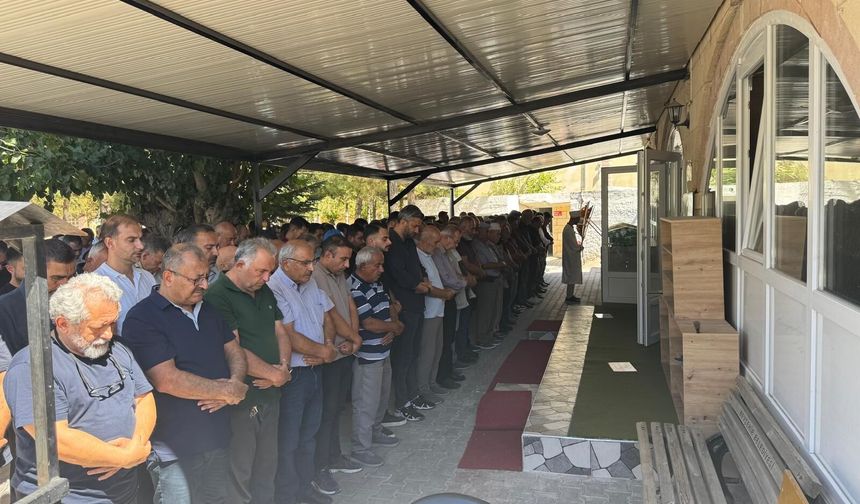 Gazeteci Sağırsoy’un Acı Günü: Kayınpederi Toprağa Verildi