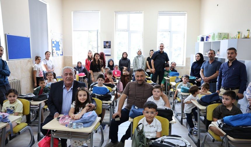 Öğrencilerin İlk Gün Hediyesi Başkan Eren’den