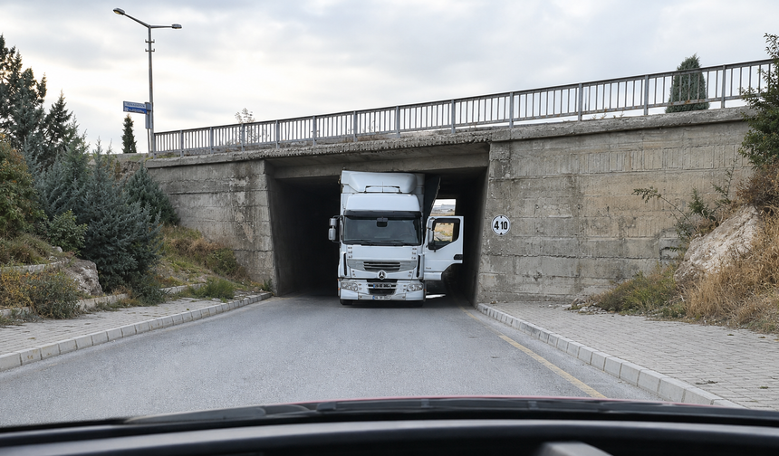 Nevşehir’de TIR Alt Geçide Sıkıştı!
