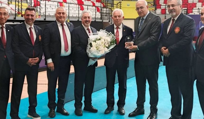 Türk Voleybolunun Emektarı İlhan Ekici’ye Onur Plaketi