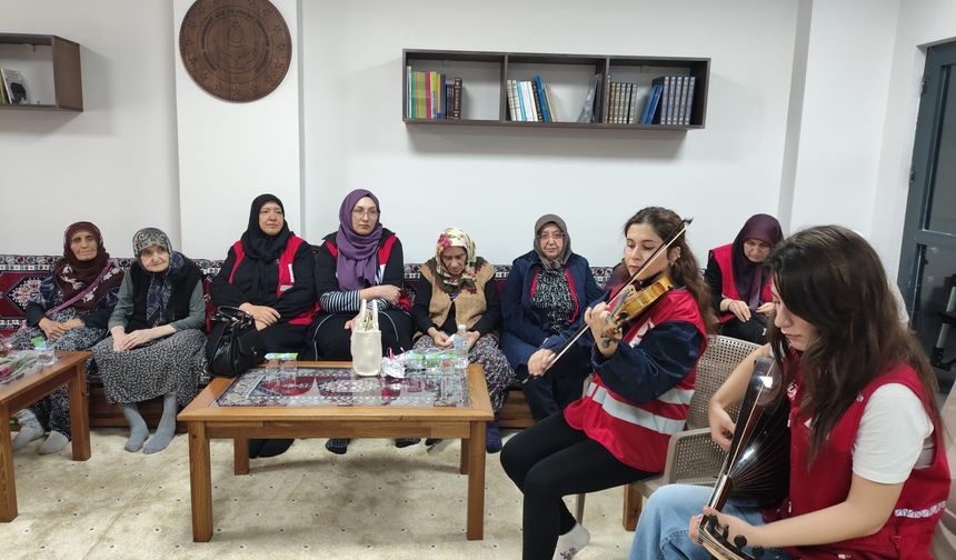 Kızılay Gönüllüleri Huzurevinde Yüzleri Güldürdü