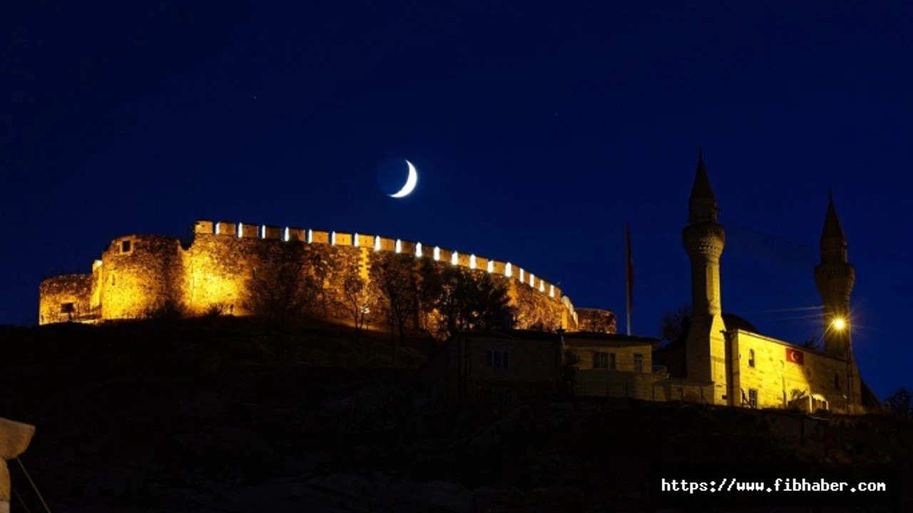 Nevsehir Kalesi Ile Hilalin Bulustugu Anlar Mest Etti H139279 7E178