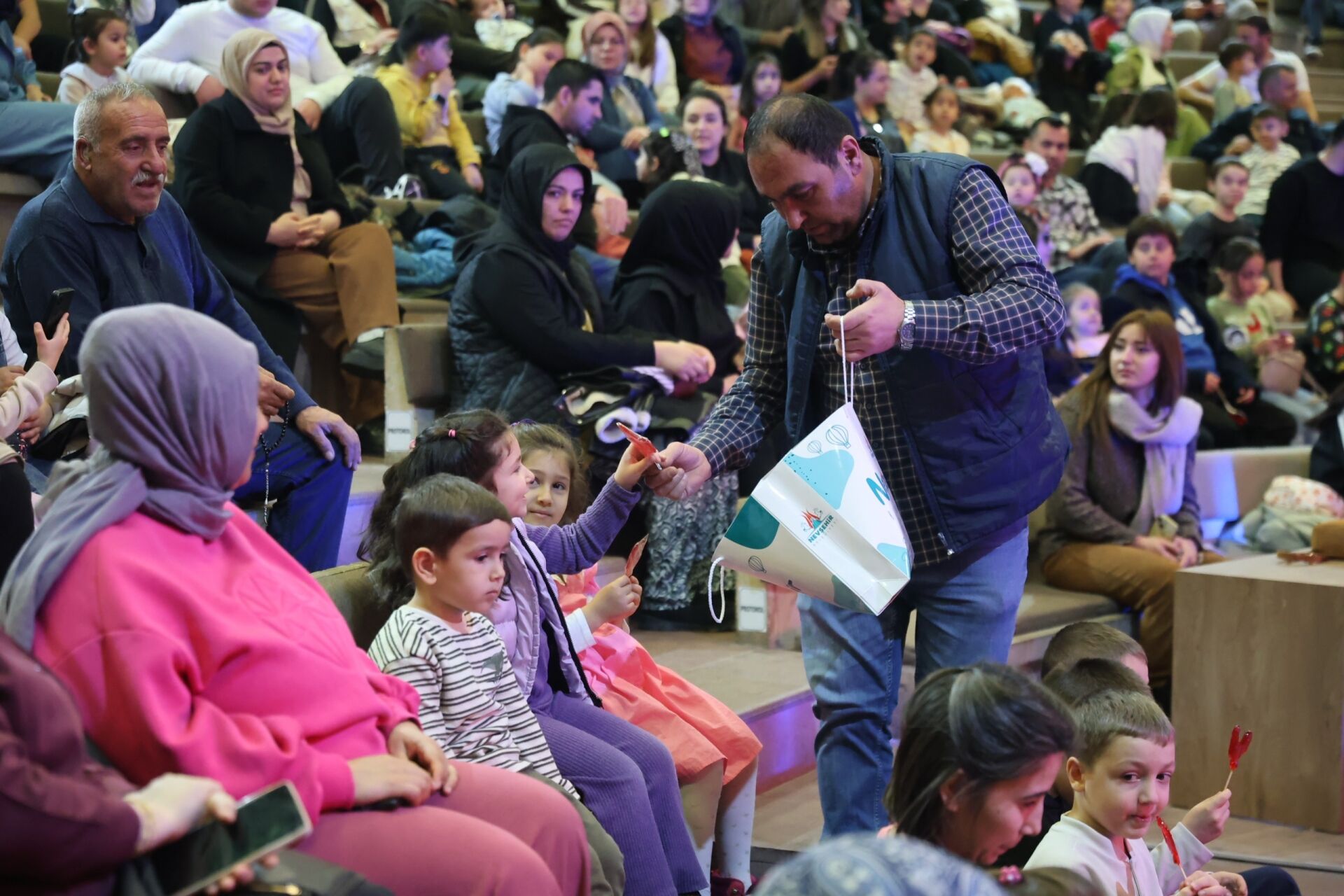 10844 8F24420Aca30Fe8401076A0F77Cb0Afe Nev Bel Gosteri 0010