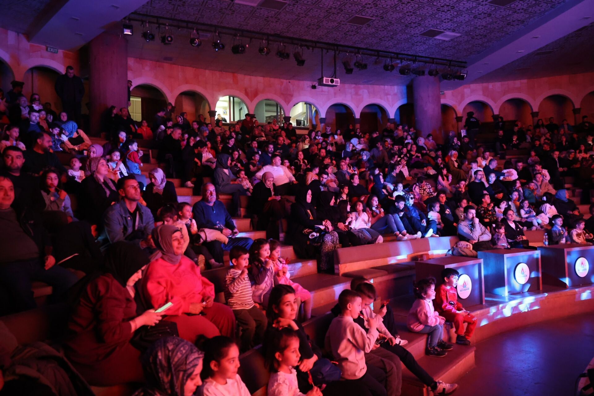 10844 Bac5Ebaec6E3Bd8Cb29Ec35903702623 Nev Bel Gosteri 008