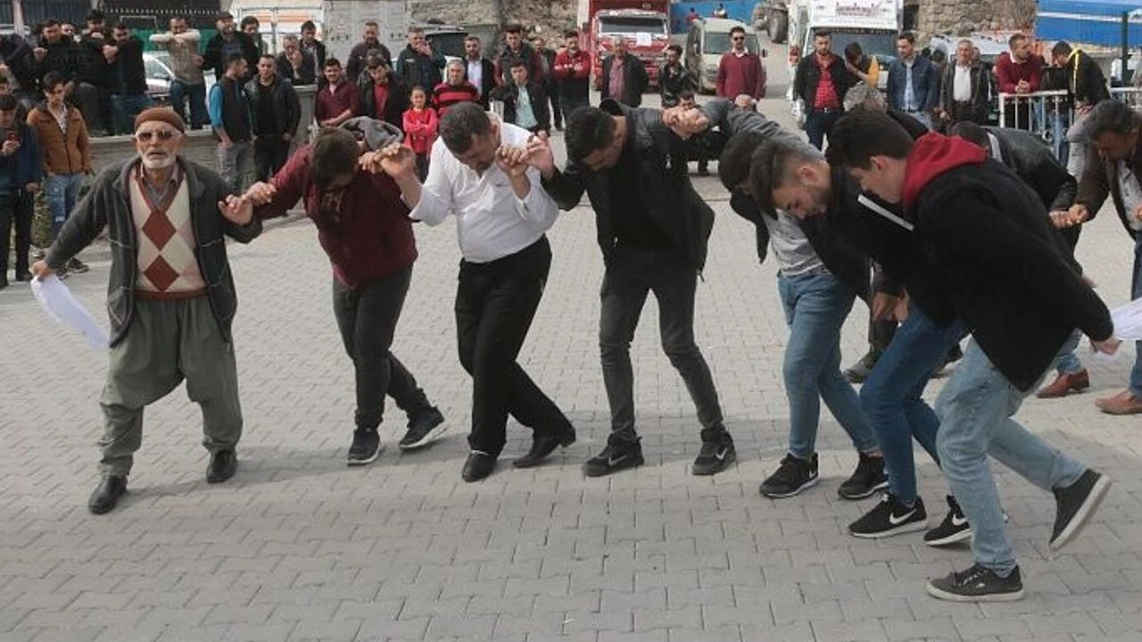 Nevsehirli 80 Lik Dede Cektigi Halayla Genclere Tas Cikartiyor Eaade