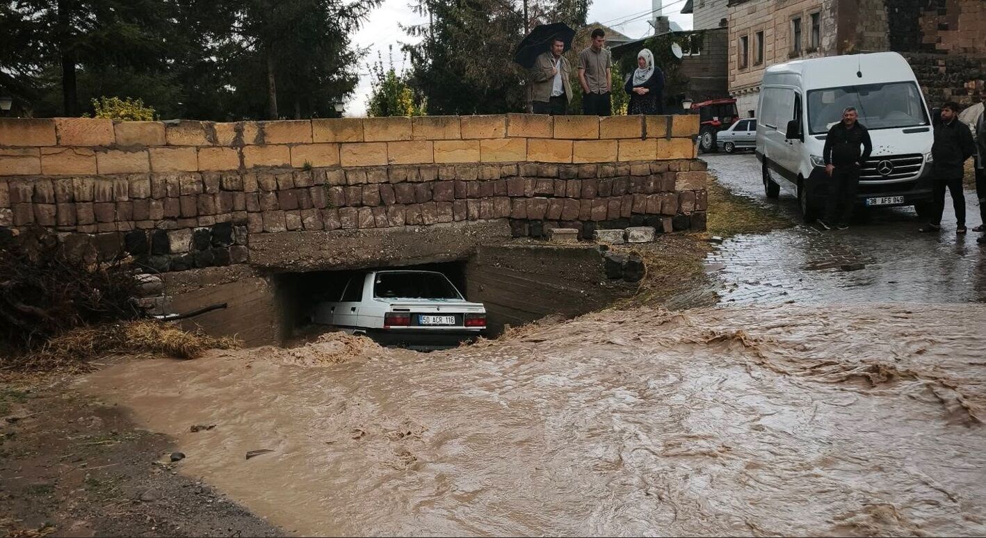 Ürgüp’te Sel Suları Otomobili Köprü Altına Sıkıştırdı! 3 Kişi Ölümden Döndü