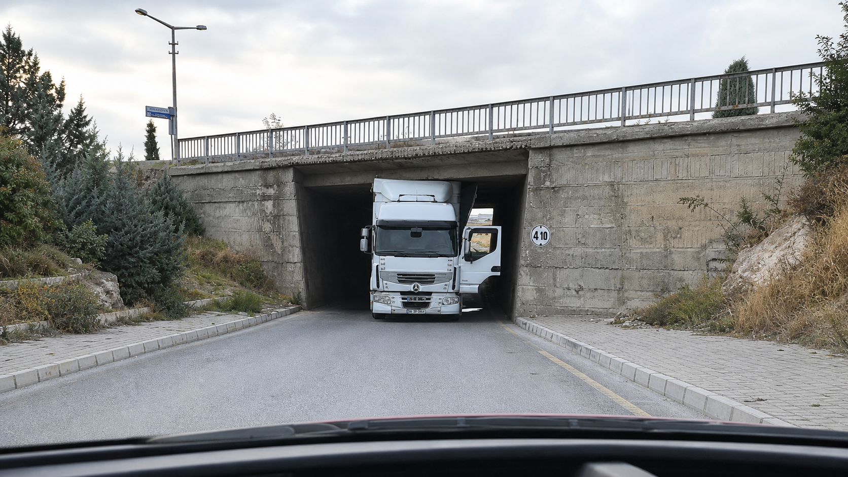 Nevşehir’de TIR Alt Geçide Sıkıştı!