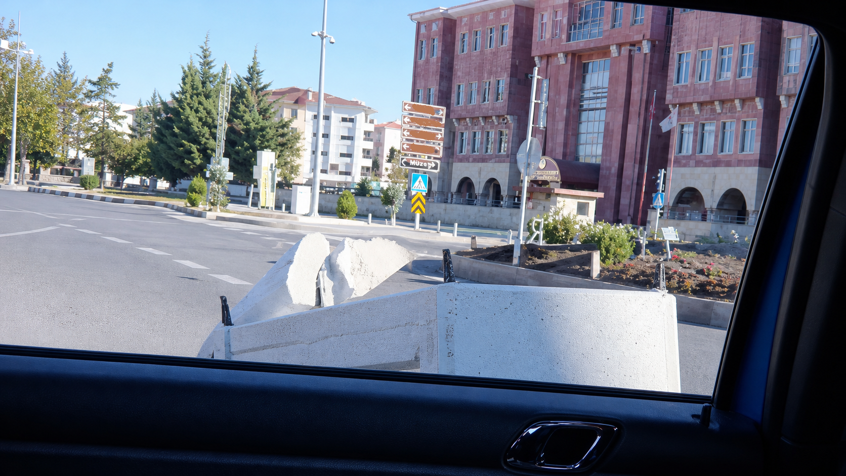Nevşehir'de Kamyondan Koltuklar Düştü! Sürücü Fark Etmedi